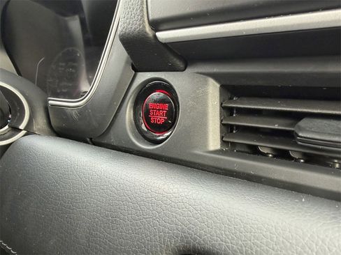 Used 2025 Honda Pilot Touring image 38