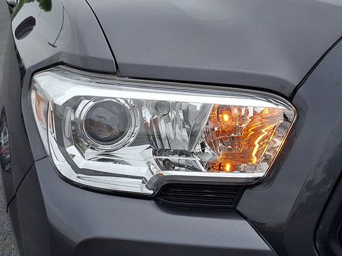 Used 2022 Toyota Tacoma SR w/ SR Convenience Package RWD image 9