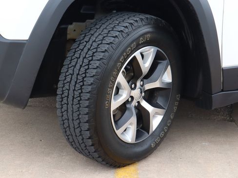 Used 2015 Jeep Cherokee Trailhawk w/ Comfort/Convenience Group AWD/4WD image 17