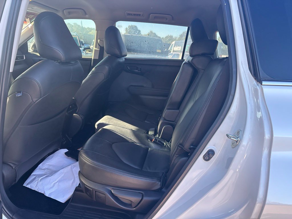 Used 2022 Toyota Highlander L FWD image 28