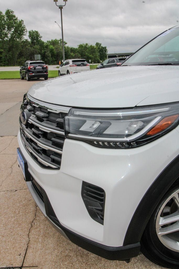 Used 2025 Ford Explorer Active AWD/4WD image 7