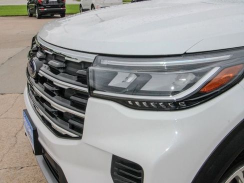 Used 2025 Ford Explorer Active AWD/4WD image 7