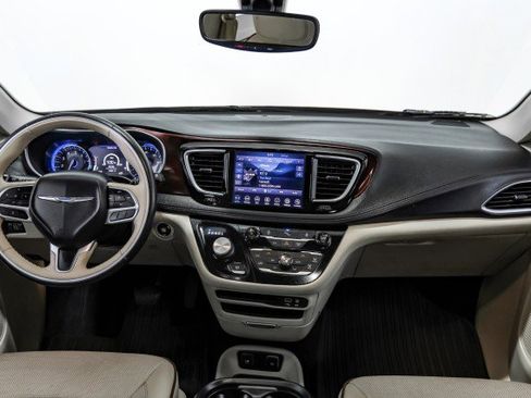 Used 2020 Chrysler Pacifica Limited image 11