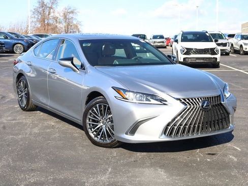Used 2024 Lexus ES 300h w/ Premium Package image 2