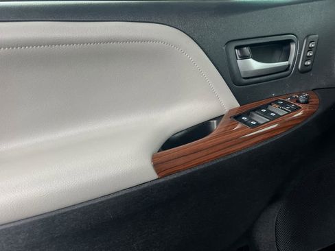 Certified 2019 Toyota Sienna Limited image 12