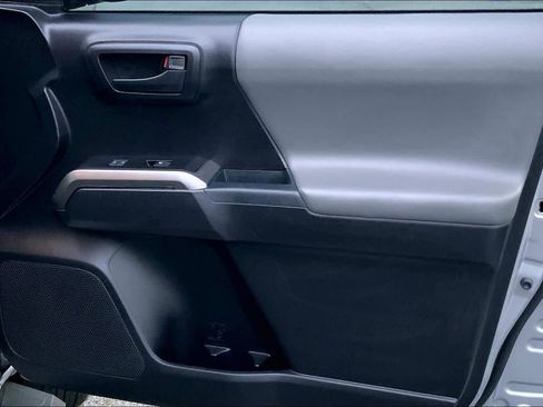 Used 2020 Toyota Tacoma SR5 RWD image 22