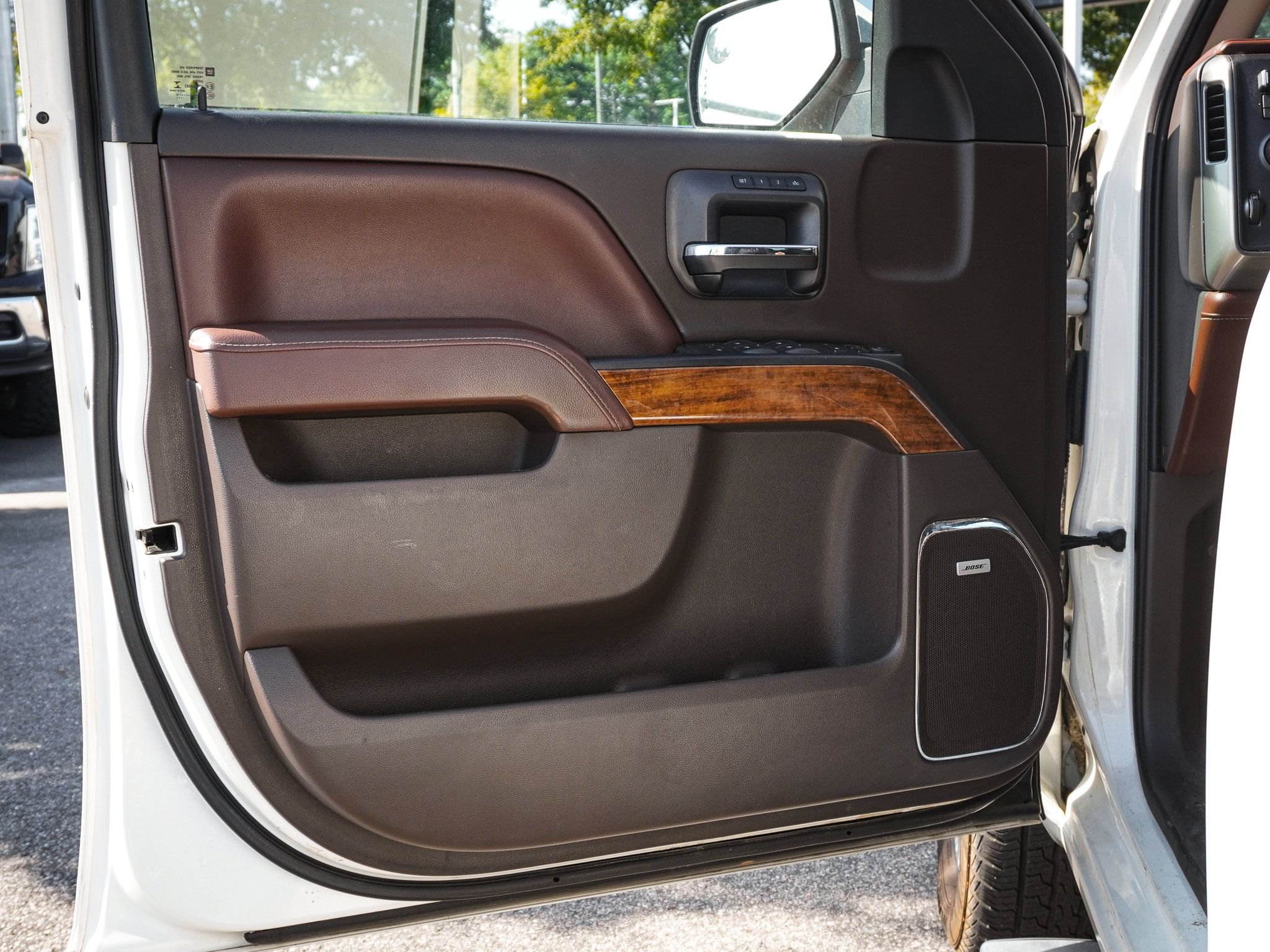 Used 2015 Chevrolet Silverado 1500 High Country w/ High Country Premium Package AWD/4WD image 13