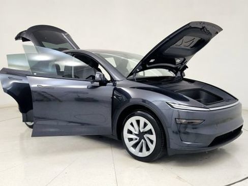 Used 2026 Tesla Model Y Long Range RWD image 13