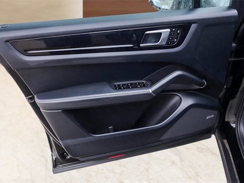 Used 2020 Porsche Cayenne S image 27