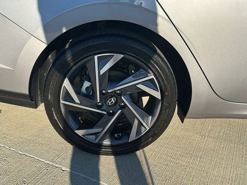 Certified 2025 Hyundai Elantra SEL image 17