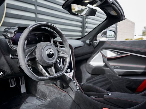 Used 2024 McLaren 750S image 2