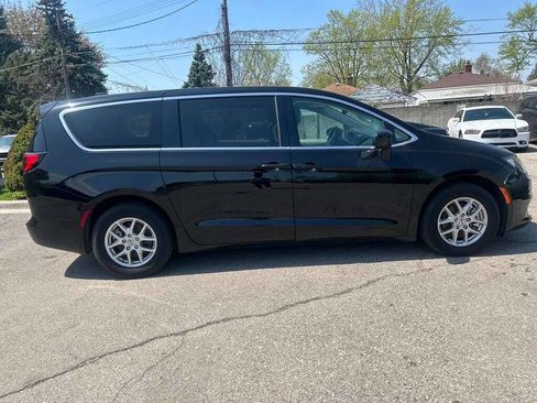 Used 2024 Chrysler Voyager LX FWD image 4