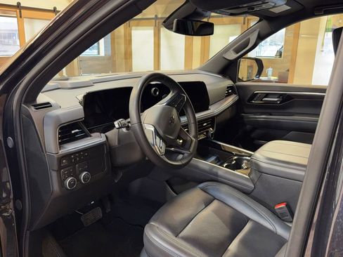 Used 2025 Chevrolet Suburban Z71 image 8