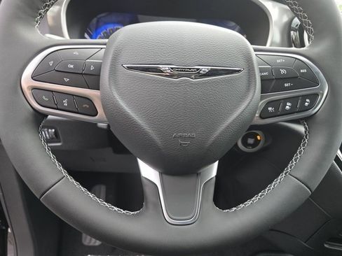 Used 2025 Chrysler Voyager LX image 30