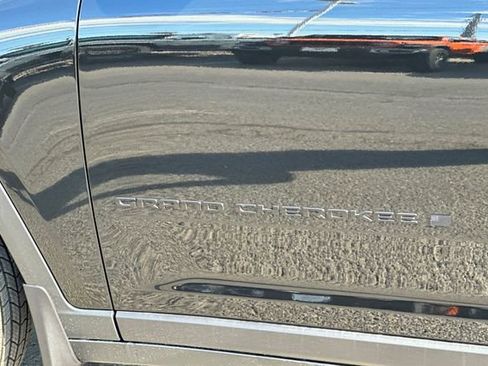 New 2025 Jeep Grand Cherokee L Laredo image 26