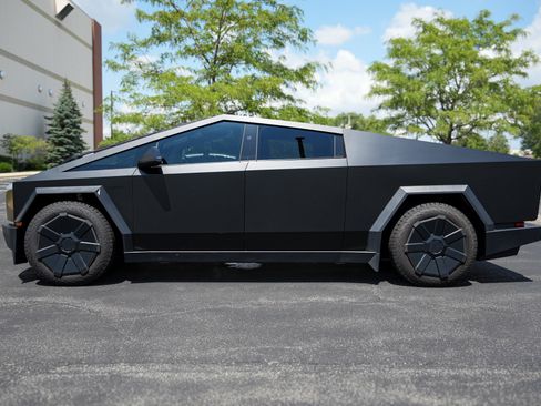 Used 2024 Tesla Cybertruck AWD Crew Cab image 9