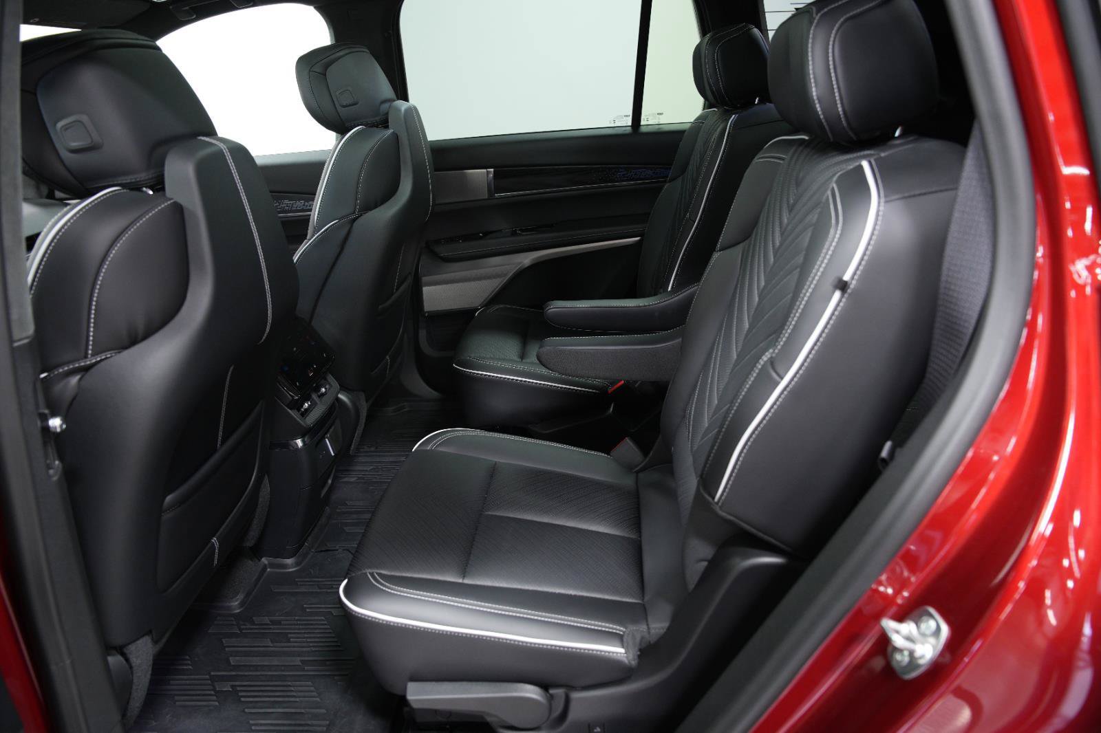 Used 2026 Cadillac Vistiq Platinum w/ LPO, Floor Liner Package AWD/4WD image 34