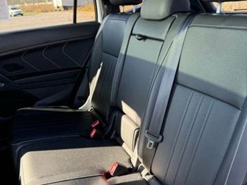 Certified 2022 Volkswagen Tiguan SE R-Line image 10