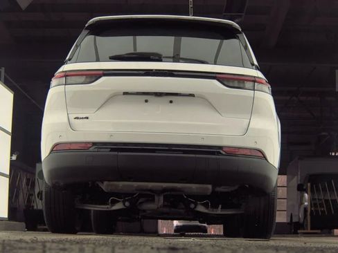 Used 2024 Jeep Grand Cherokee Altitude image 7