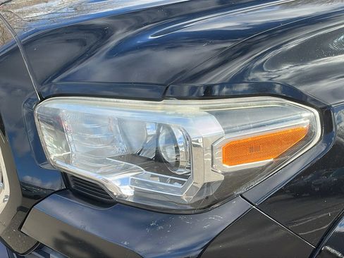 Used 2017 Toyota Tacoma TRD Sport image 8