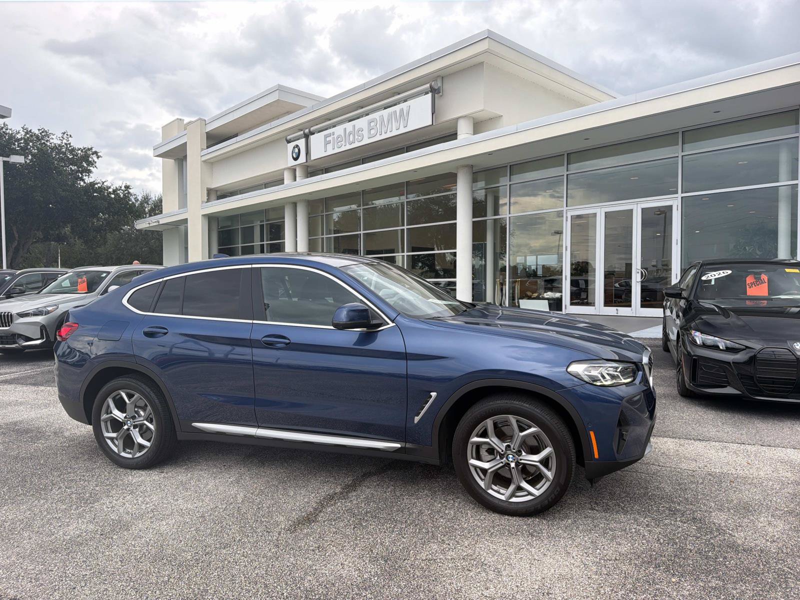 Used 2025 BMW X4 xDrive30i AWD/4WD image 1