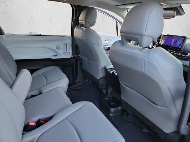 Used 2026 Toyota Sienna XLE FWD image 24