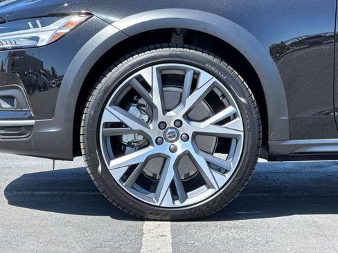 Certified 2025 Volvo V90 B6 Cross Country Ultra w/ Protection Package Premier AWD/4WD image 31