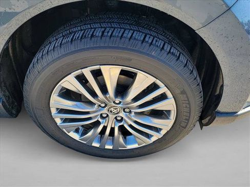 Used 2021 Toyota Venza Limited image 10