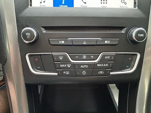 Used 2018 Ford Fusion SE w/ Fusion SE Technology Package FWD image 24