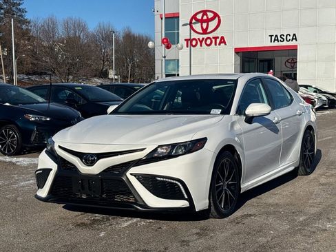 Used 2023 Toyota Camry SE image 3