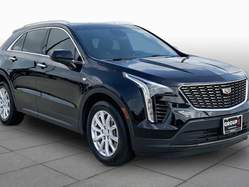 Used 2023 Cadillac XT4 Luxury w/ Cold Weather Package FWD image 3