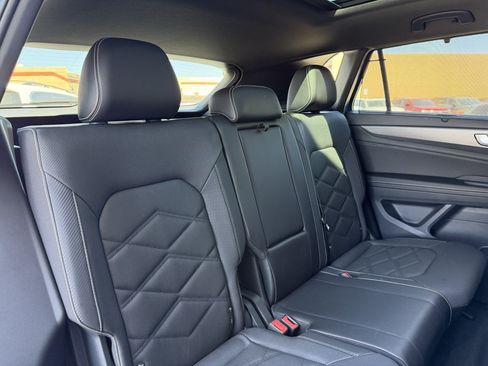 Used 2024 Volkswagen Atlas Cross Sport SE w/ Panoramic Sunroof Package FWD image 40