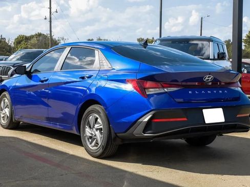 Used 2025 Hyundai Elantra SE FWD image 14