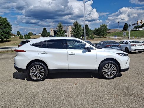 Used 2023 Toyota Venza image 7
