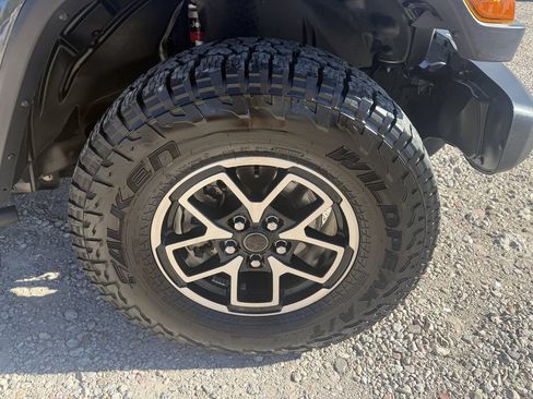 Used 2020 Jeep Gladiator Overland AWD/4WD image 12