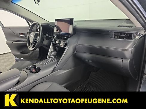 Used 2024 Toyota Venza LE AWD/4WD image 27