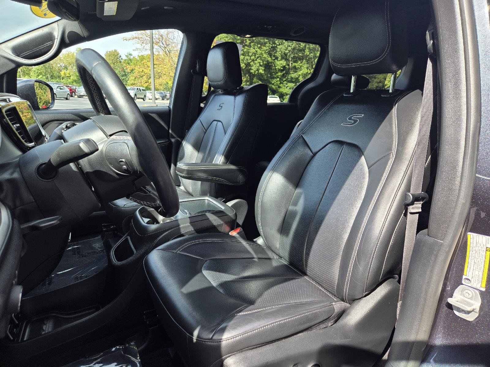 Used 2020 Chrysler Pacifica Touring-L Plus FWD image 12