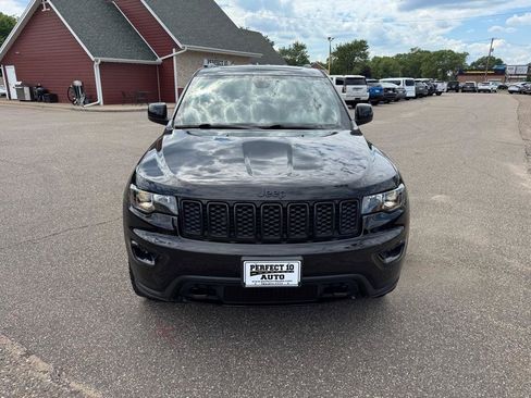 Used 2019 Jeep Grand Cherokee Laredo AWD/4WD image 12