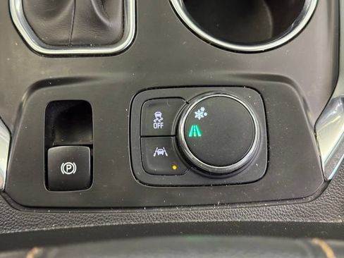 Used 2021 Chevrolet Traverse LT FWD image 36