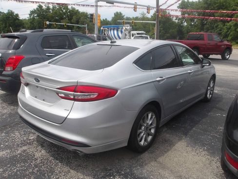 Used 2017 Ford Fusion SE w/ Fusion SE Technology Package FWD image 4