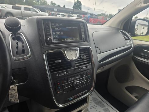 Used 2014 Chrysler Town & Country Touring FWD image 19