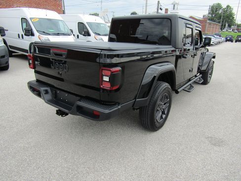 Used 2024 Jeep Gladiator Sport AWD/4WD image 3