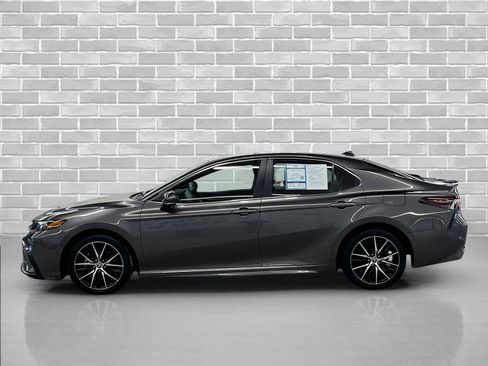 Used 2023 Toyota Camry SE image 2