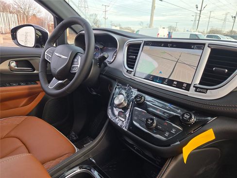 New 2026 Chrysler Pacifica Pinnacle image 8