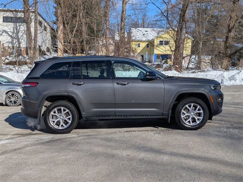 Certified 2022 Jeep Grand Cherokee Limited w/ Luxury Tech Group II image 2