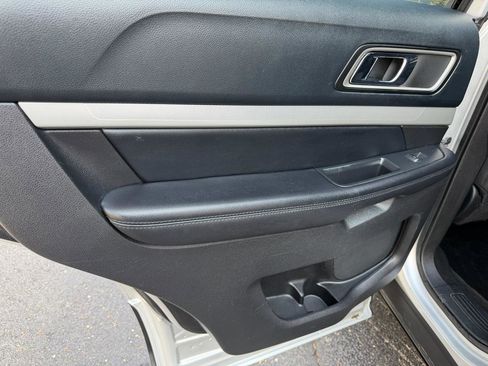 Used 2016 Ford Explorer XLT image 22
