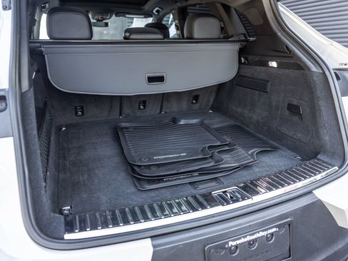 Certified 2024 Porsche Cayenne AWD/4WD image 18