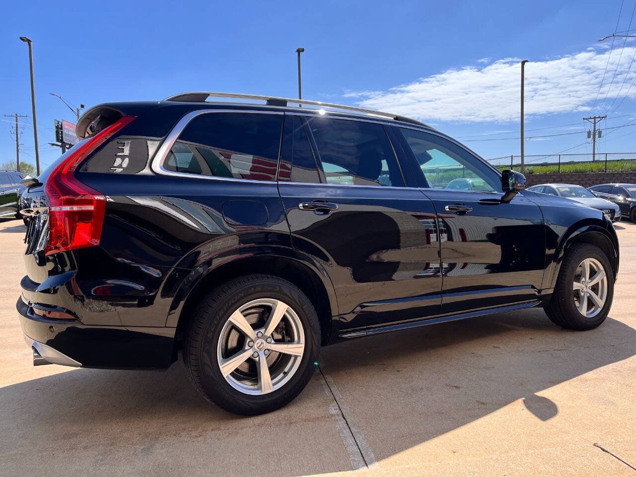 Used 2019 Volvo XC90 T5 Momentum w/ Multimedia Package AWD/4WD image 5