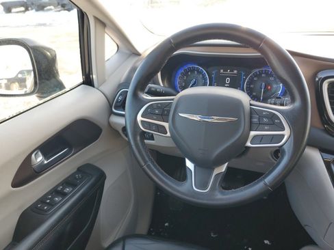 Used 2017 Chrysler Pacifica Touring-L image 7