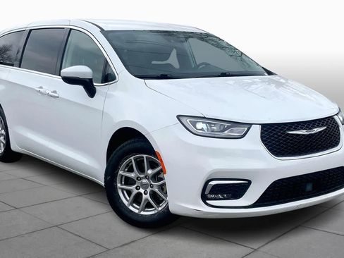 Used 2023 Chrysler Pacifica Touring-L FWD image 4